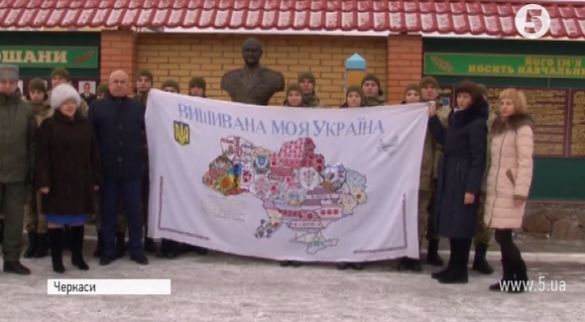 У Черкасах показали мапу України, що була вишита руками на триметровому рушнику (ВІДЕО)