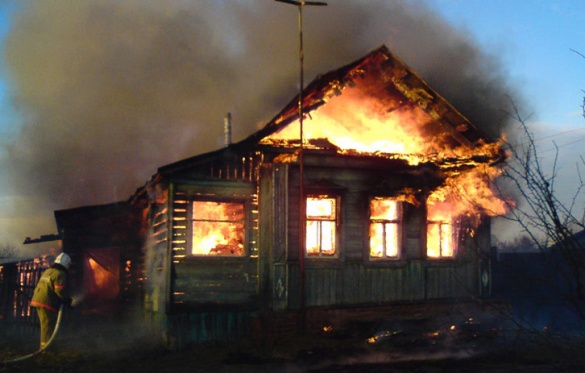 На Черкащині чоловік ледь не згорів, борючись з вогнем за власний будинок