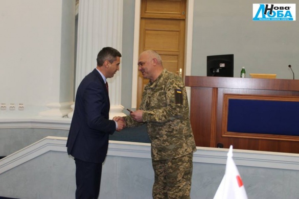 Очільник Черкаської ОДА отримав нагороду від військових