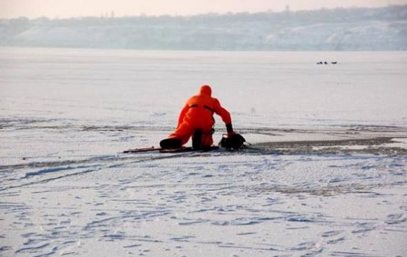 Небезпечна риболовля на льоду: у Черкасах рятували рибалку зі зламаною ногою