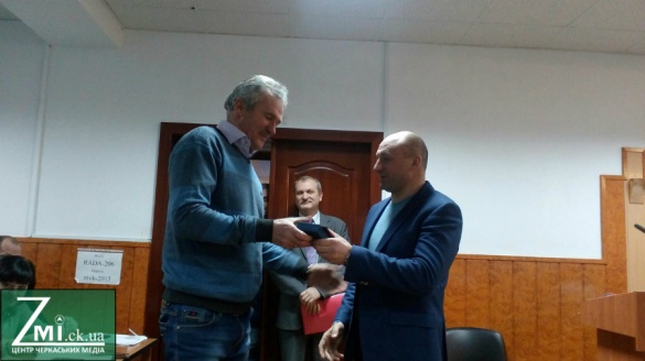 Міський голова Черкас перед виконкомом нагородив Миколу Булатецького (ФОТО)