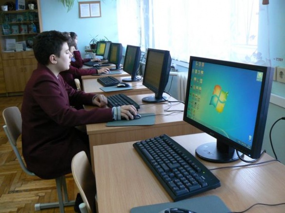 Черкаський журналіст у столиці влаштувався у школі вчителем, щоб обікрасти комп'ютерний клас (ВІДЕО)