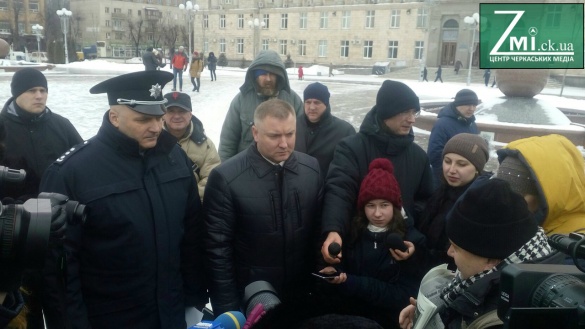 Черкаські журналісти дізналися, хто із міліціонерів бив їхнього колегу кийками по голові на Соборній площі