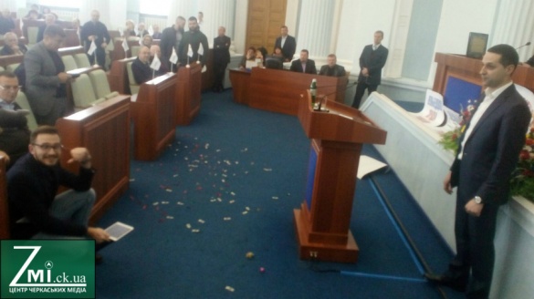 Хлопавки та долари: у Черкаській облраді протестували проти забудови Соснівки (ФОТО)
