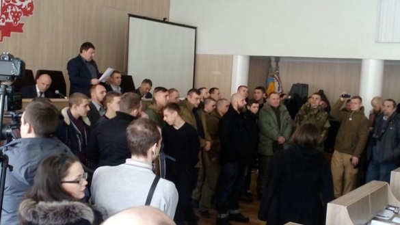 На сесії Черкаської міської ради між депутатами та активістами сталася бійка (ВІДЕО)