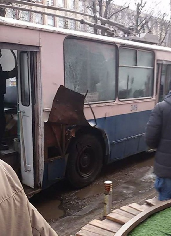 У середмісті Черкас вибухнуло колесо тролейбуса (ФОТО)