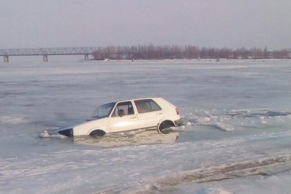 У Черкасах потонув автомобіль (ФОТО)