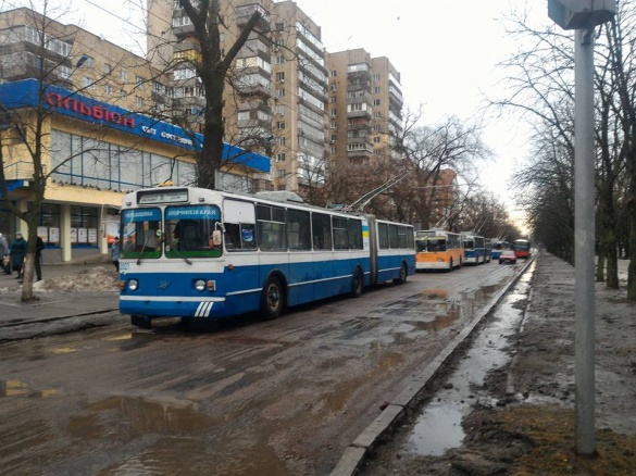Дорожні проблеми: у Черкасах під час руху загорівся тролейбус (ВІДЕО)