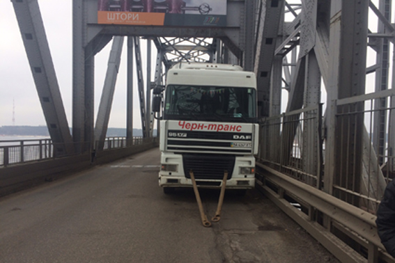 На мосту у Черкасах застрягла вантажівка (ФОТО)