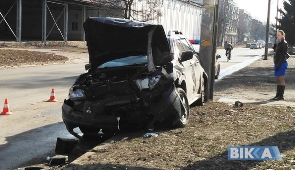 Розбита машина та постраждалі: біля будинку офіцерів сталася масштабна ДТП (ФОТО)