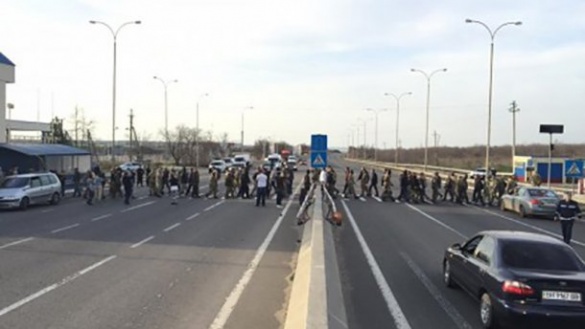Затор на декілька кілометрів: на Черкащині мітингувальники перекрили трасу Київ-Одеса (ВІДЕО)