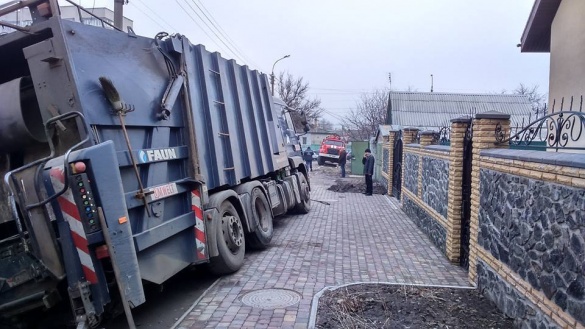 Під черкаським сміттєвозом провалилася дорога (ФОТО)