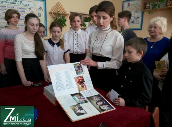 Дружина Президента привезла до Канева особливу книгу (ФОТО)