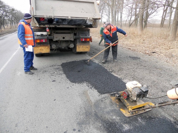 На дорогах Черкащини активно триває ямковий ремонт (ФОТО)