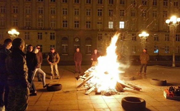Вночі на Соборній площі розвели багаття через учасників блокади Донбасу (ФОТО)