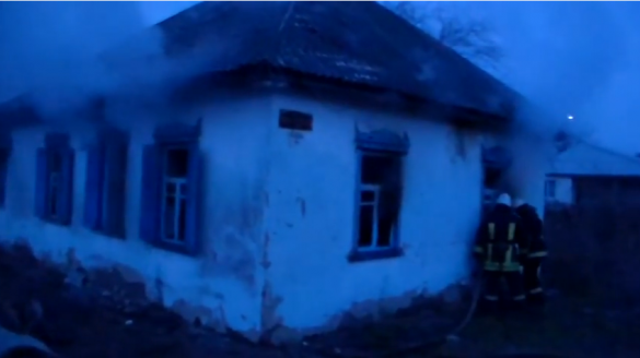 У палаючому будинку на Черкащині рятувальники знайшли тіло жінки (ВІДЕО)