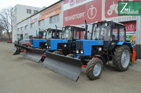 Для черкаського комунального підприємства передали нові трактори (ФОТО)