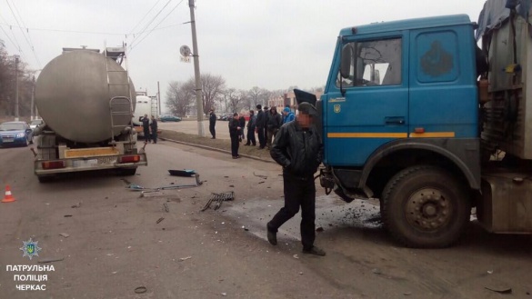 ДТП у Черкасах: дорогу не поділили дві вантажівки (ФОТО)