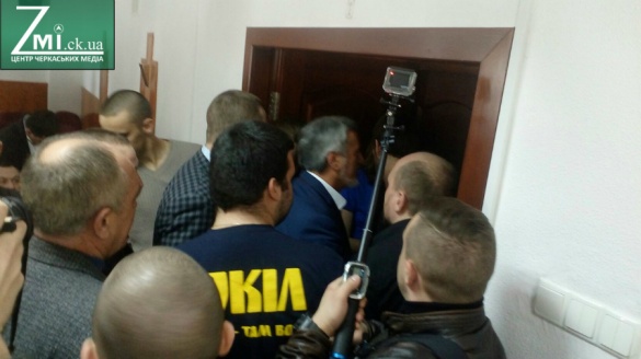 Активісти вирішили не випускати черкаських депутатів із зали засідань (ФОТО)