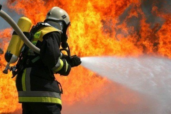 У Черкасах з палаючого будинку врятували двох чоловіків (ВІДЕО)