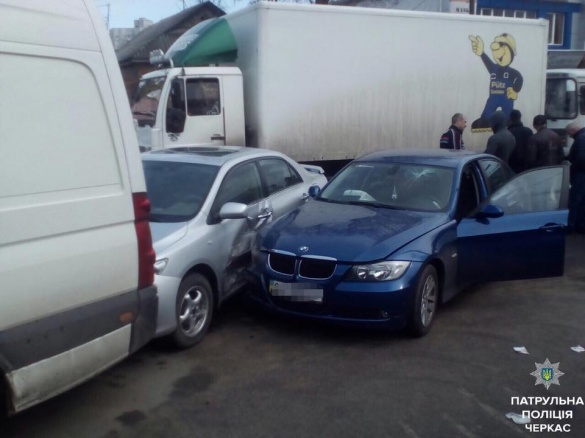 ДТП у Черкасах: одного з водіїв госпіталізували до лікарні (ФОТО)