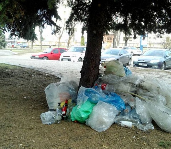 Жителі Черкас показово продемонстрували, як перетворити сквер на смітник (ФОТО)