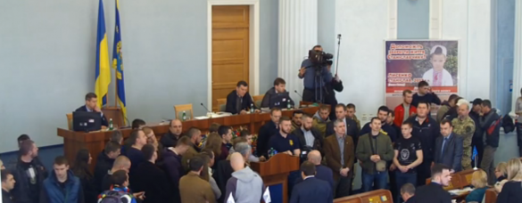 Трибуна заблокована: черкаські депутати знову не можуть порозумітися через питання щодо блокади