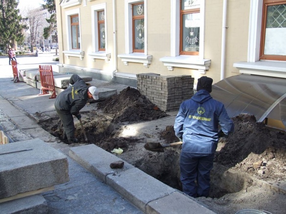 Черкаські комунальники продовжили роботи на місці, де днями знайшли снаряд