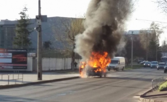 Вибух під капотом: у центрі Черкас спалахнула машина (ФОТО)