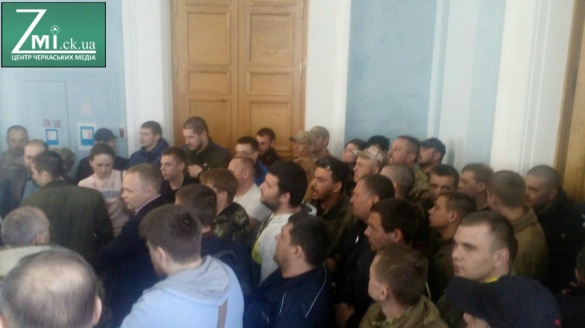 Активісти не випускають черкаських депутатів із сесійної зали