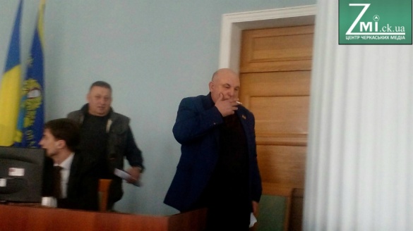 Депутат Черкаської облради вже закурив у сесійній залі (фотофакт)
