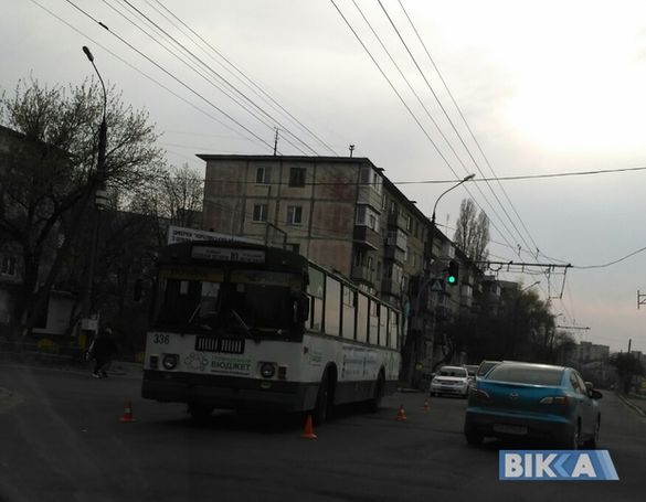 У середмісті Черкас сталася ДТП за участі тролейбуса (ФОТО)