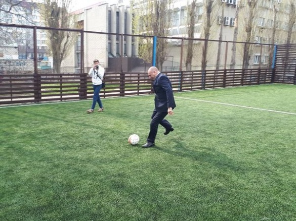 У черкаській школі мер із чиновниками та депутатом показали футбольну майстерність (ФОТО)