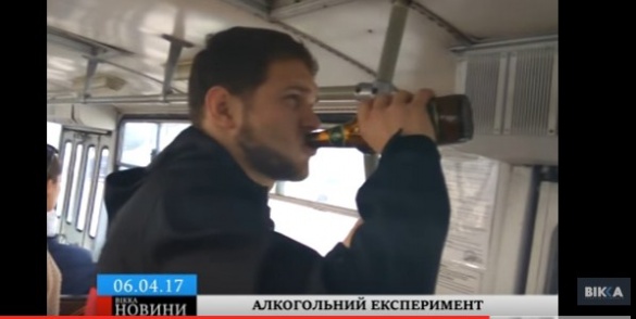 У черкаському тролейбусі молодик розпивав алкогольні напої (ВІДЕО)