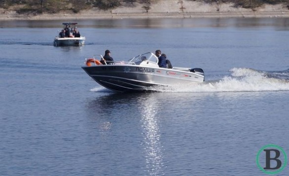 Водні поліцейські Черкас отримали новенького моторного човна (ФОТО)