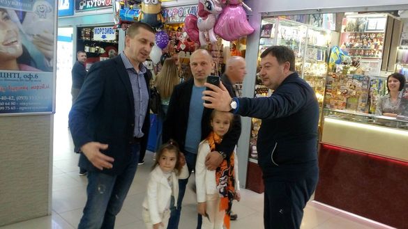 У центрі Черкас Бондаренко із Радуцьким перетворилися в агітаторів з квитками та кульками (ФОТО)