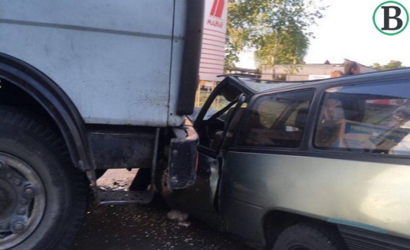 ДТП у Черкасах: вантажівка зіткнулася з легковою автівкою (ФОТО)