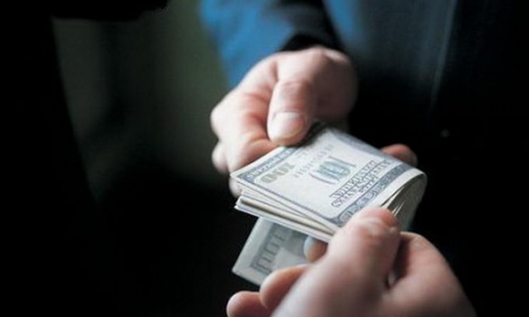 На Черкащині затримали бізнесмена, який дав хабара у тисячу доларів