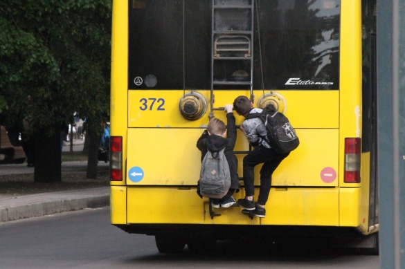 У Черкасах школярі ризикують життям, катаючись на тролейбусах