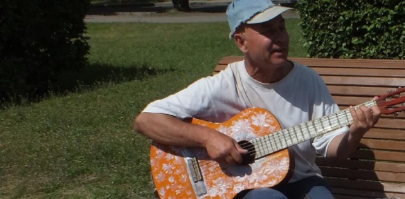 У центрі Черкас вуличний музикант грає заради миру та милосердя