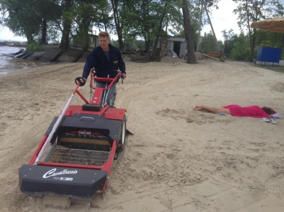 Черкаські комунальники випробували нову техніку для очистки піску