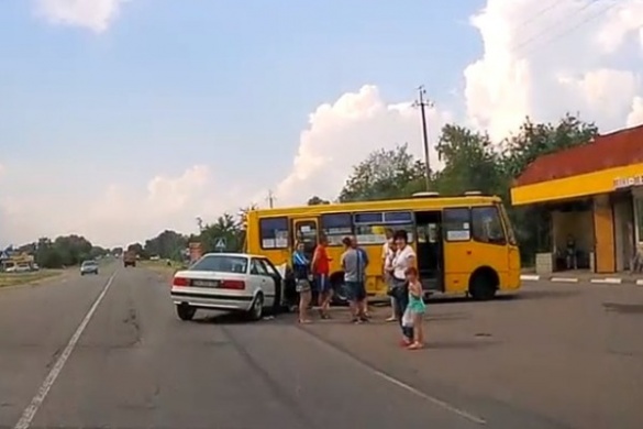 На Черкащині автомобіль зіткнувся з рейсовим автобусом (ВІДЕО)