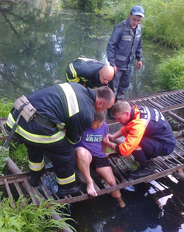 Черкаські рятувальники звільнили хлопчика, який застряг на містку
