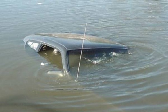 На Черкащині в Дніпрі затонув автомобіль (ФОТО)