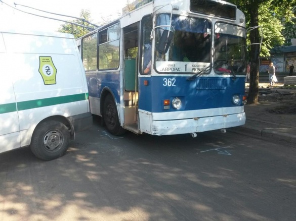 На бульварі Шевченка не розминулися тролейбус та інкасаторська машина (ФОТО)