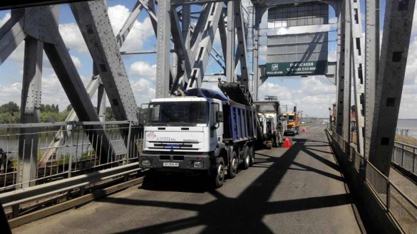 На черкаському мосту і дамбі розпочалися ремонтні роботи (ФОТО)