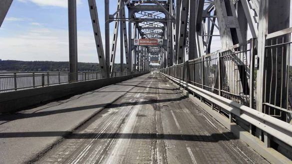 На мосту та на дамбі через Дніпро продовжуються ремонтні роботи