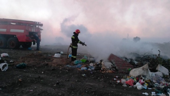 На Черкащині загорілося звалище побутових відходів (ВІДЕО)