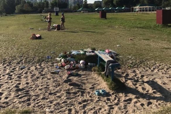 Один з черкаських пляжів перетворюється на смітник