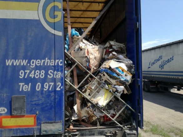 Фуру із львівським сміття виявили в Черкасах